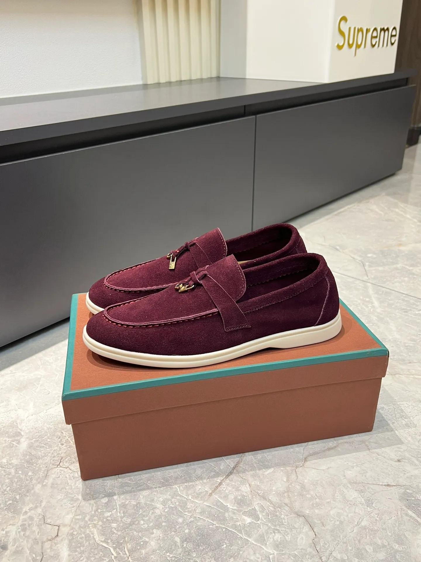 Men's shoes 💰p360 "Loro men's shoes 💰pian'*" Classic L men's shoes for couples 💰p Top version British flat loafers, a must-have item in old money style, the minimalist design is eye-catching and durable, a plus point for dressing The soft foot feel and texture are outstanding. They don’t scratch your feet and are very nice. They are matched with soft and waxy soles. They can be worn daily for a long time without getting tired. They are easy to wear, versatile and classic items, with perfect foot feel and texture! Imported cashmere fabric, the lining is made of imported A-grade water-dyed cow lining, the top version of the genuine leather midsole is sewn with pure handmade mark thread! Size: Female 35-40 (34. Customized) Male 38-44 (45.46. Customized)